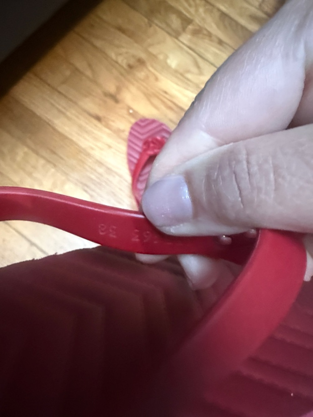 Gucci Red Women's Logo chevron Thong Sandals - Picture 3 of 9